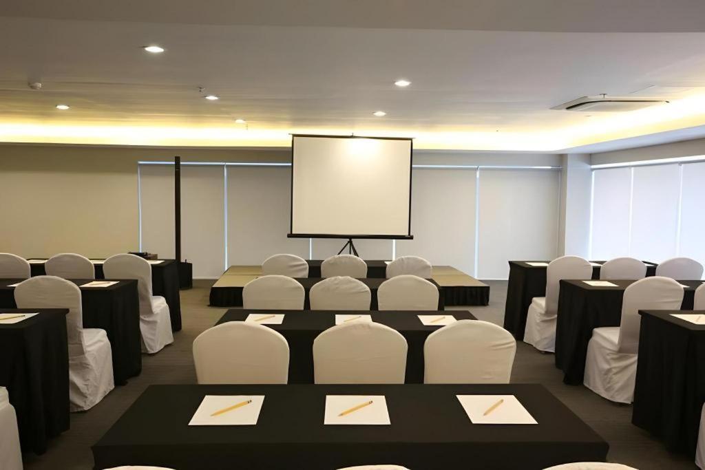 Sequoia Hotel Quezon City Exterior photo
